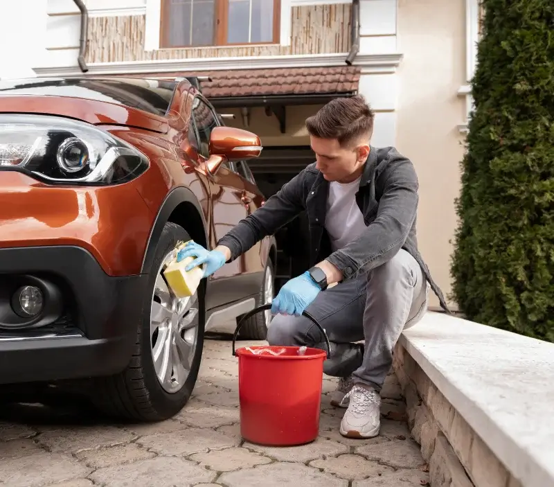 Lavage auto à domicile Salaise-sur-Sanne : professionnel intervenant sur un véhicule